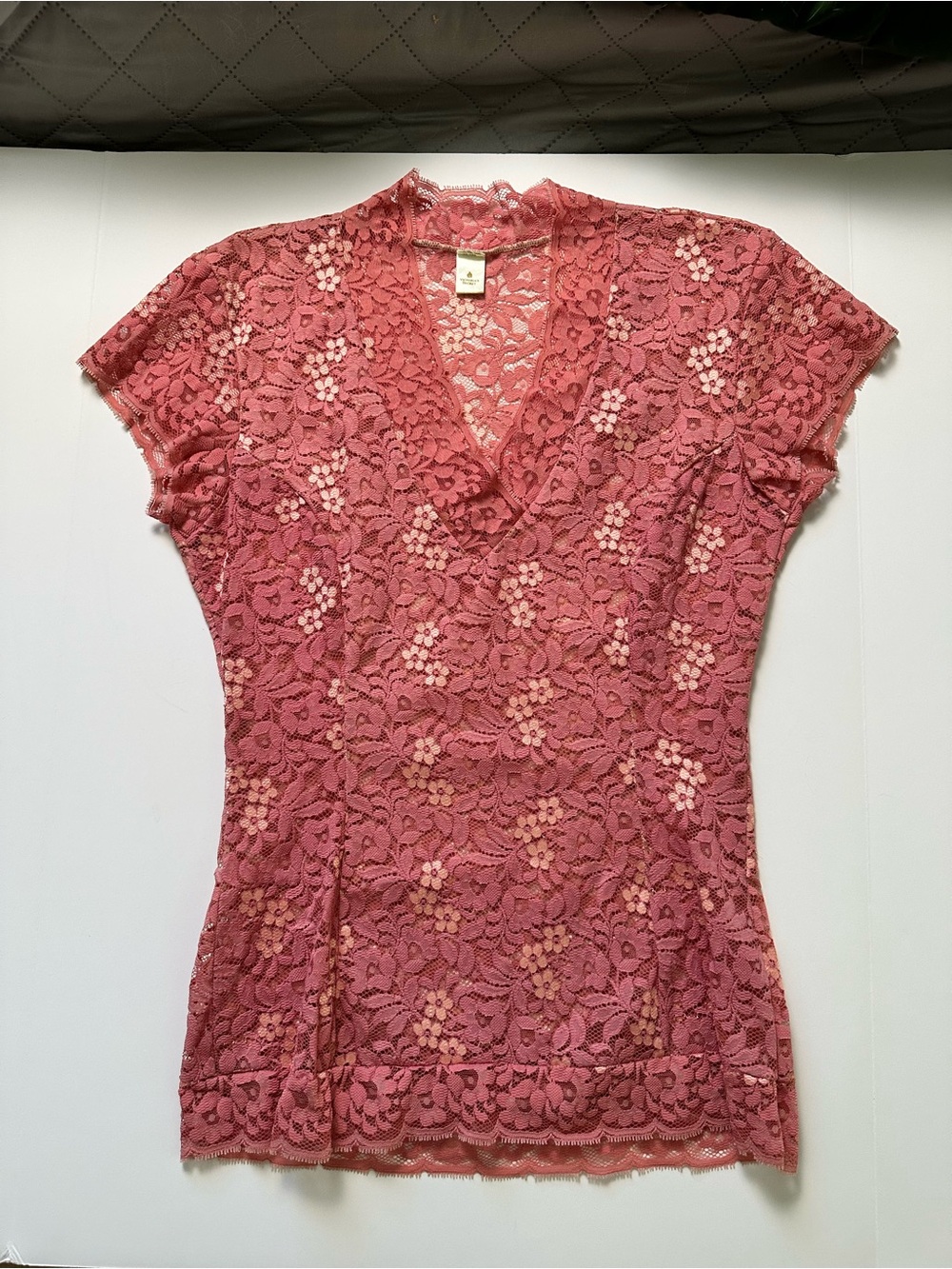 VTG Victoria's Secret Pink Rose Lace V-Neck Short Sleeve Top-Size Small-LIKE NEW